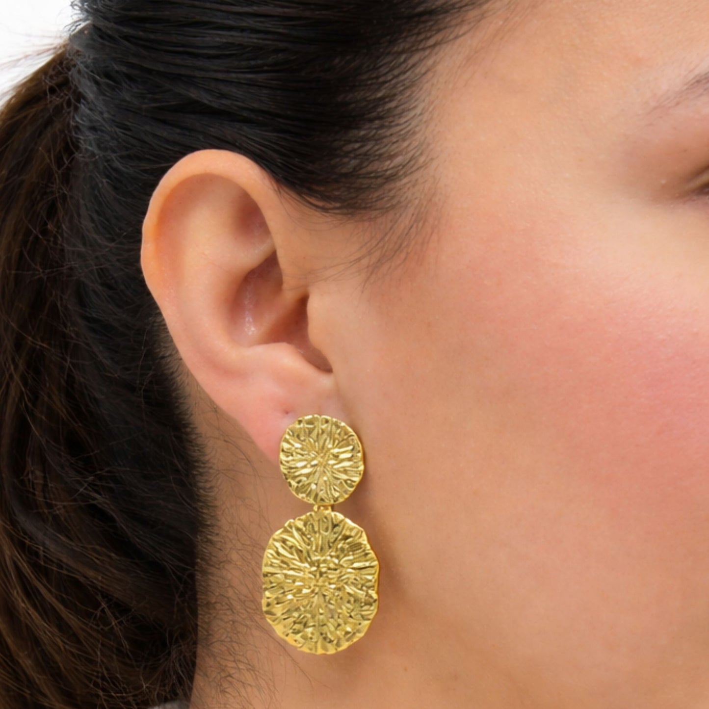 Pendientes dorados con relieve