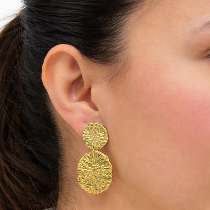 Pendientes dorados con relieve